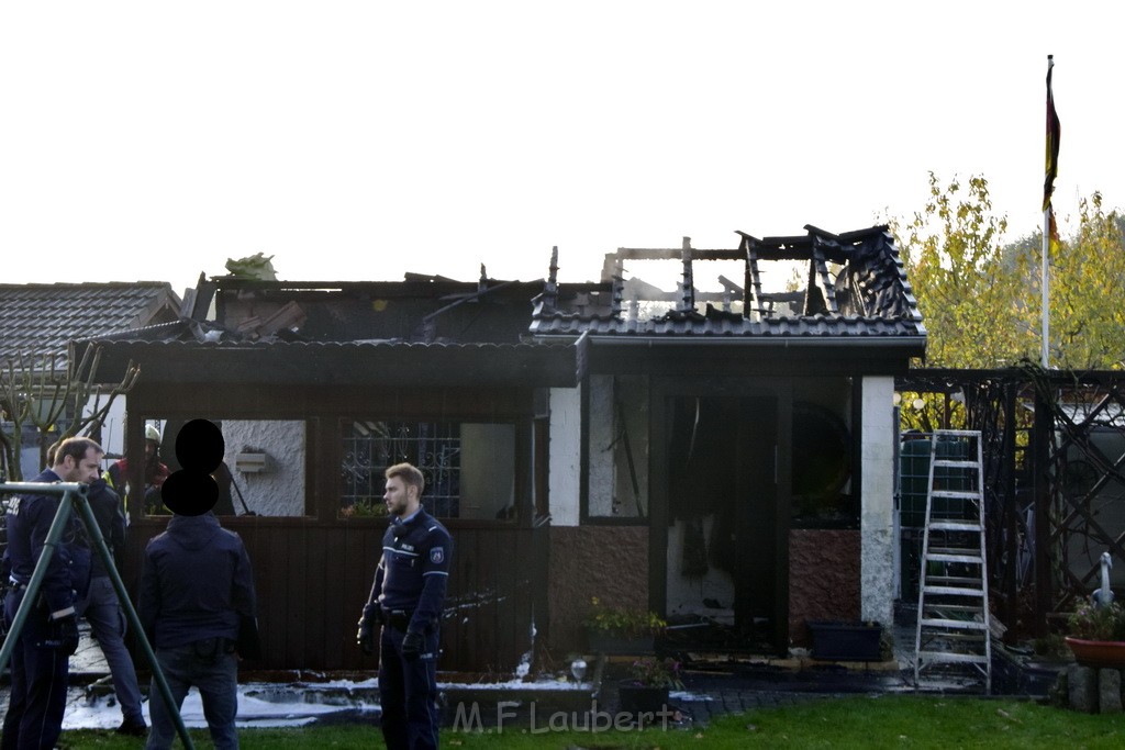 Feuer 1 brannten 3 Lauben Koeln Fuehlingen Kriegerhofstr P038.JPG - Miklos Laubert